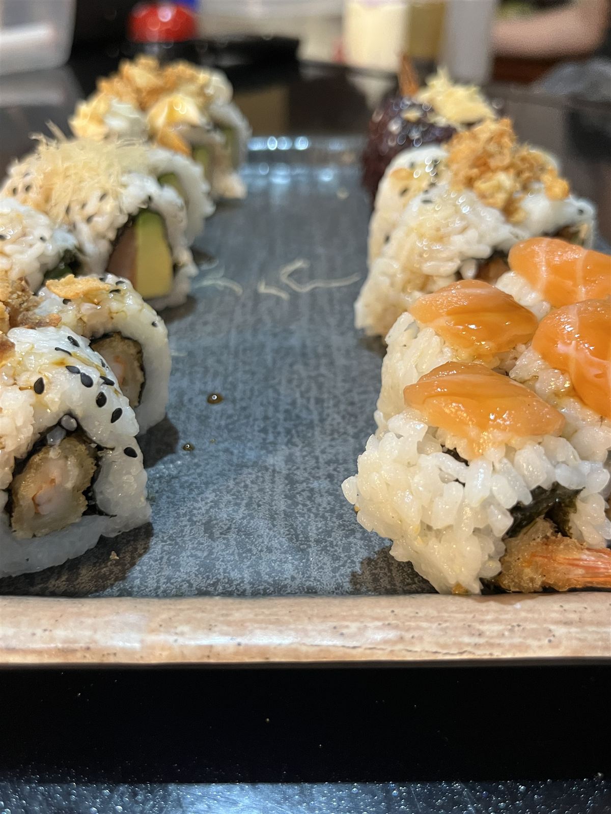 Rolls de sushi con salmón y crujiente